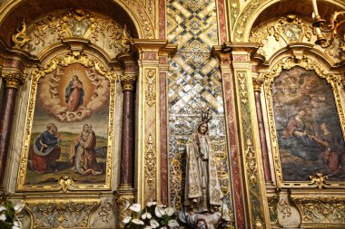 Santa Clara'da Funchal Madeira manastır... 15. yüzyıl manastır aslında bir manastırla siparişe ait, ancak şu anda Gotik cloister, süslü Şapel ve kilisenin güzel NEF ziyaret edebilirsiniz halka açık.