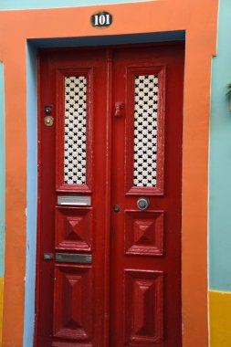 Funchal Madeira Santa Maria Sokağı. Funchal eski şehrin dar bir sokakta bu. Restoranlar ve kafeler dolu ama esas boyalı kapılarını için bilinir. Bu eserler binlerce ziyaretçinin çekmek