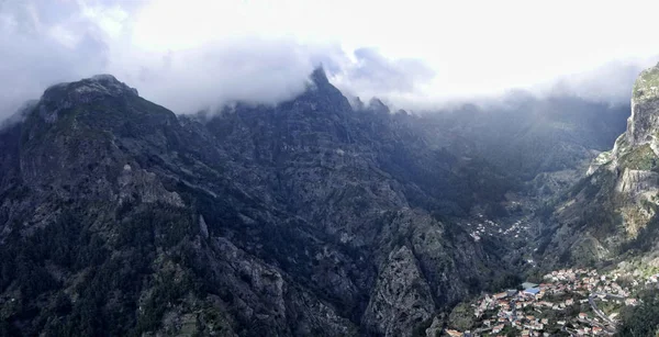 Nebel Wälzt Sich Den Berg Hinunter Über Der Stadt Funchal — Stockfoto