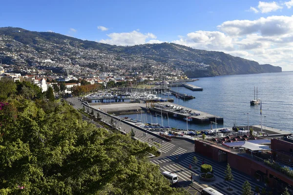 Widok Funchal Stolica Wyspy Madery Charakterystyczne Domy Dachy Wydają Się — Zdjęcie stockowe