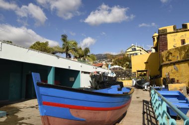 Antik sarı kale, Sao Tiago Madeira Atlantic Ocean.The yapı Sao Tiago kalenin içine onun banyo platformları ile 1614'başladı ve amacı Funchal şehir korsanlar ve privateers tarafından saldırılara karşı savunmak için yapıldı.