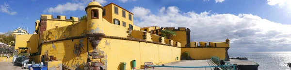 Antigua Fortaleza Amarilla Sao Tiago Madeira Con Sus Plataformas Baño — Foto de Stock