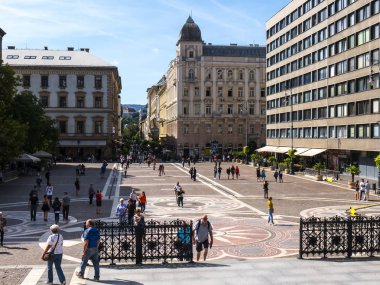 Budapeşte 'nin mimarisi onu Avrupa' nın en güzel şehirlerinden biri yapıyor, bir Dünya Mirası Alanı. Şehirde yılda 2,7 milyon turist yaşamaktadır ve bu da Avrupa 'nın en huzurlu 7. şehri ve dünyanın en güzel 9. şehridir.