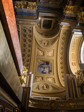  Budapeşte Macaristan 'daki Aziz Stephans Katedrali. Budapeşte 'de iki muhteşem katedral vardır - Pest' te Aziz Stephan ve Buda 'da Aziz Matthias. Aziz Stephen Bazilikası, Macaristan 'ın ilk kralı Aziz Istvan' ın anısına düzenlenmiştir. 8500 kişiyi taşıyabilir.