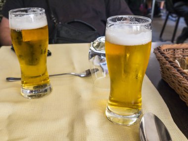 Macarlar yemeklerini ve biralarını seviyorlar. Hem lezzetli hem de makul fiyatlı. Budapeşte 'de her caddede iyi bir restoran ve kafe kaynağı var. Böyle bir zevk ve ambiyans dizisinden seçim yapmak eğlencelidir.