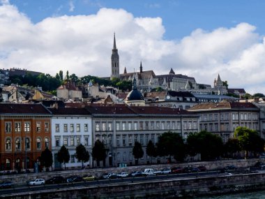 Kudretli Tuna Nehri, Viyana 'dan Karadeniz' e giden Budapeşte şehrinden akıyor. Tuna, Volgadan sonra Avrupa 'nın en uzun ikinci nehri. Bunu yapan tek nehir olan 10 ülkeden geçiyor.