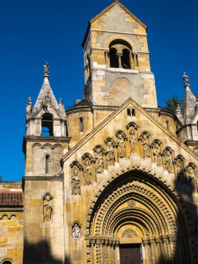 Macaristan 'ın başkenti Budapeşte' de 1896 yılında inşa edilen Vajdahunyad Şatosu Macaristan 'ın kuruluşunun 1000 yılını kutladı ve aslında Macaristan' da yüzyıllar boyunca gerçekleşen mimari evrimi ve stilleri gösteren bir fantezi pastifiğidir.