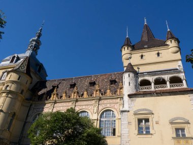 Macaristan 'ın başkenti Budapeşte' de 1896 yılında inşa edilen Vajdahunyad Şatosu Macaristan 'ın kuruluşunun 1000 yılını kutladı ve aslında Macaristan' da yüzyıllar boyunca gerçekleşen mimari evrimi ve stilleri gösteren bir fantezi pastifiğidir.