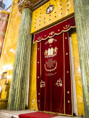 Sevgili Kazinczy sinagogu Budapeşte Macaristan 'daki eski Yahudi gettosunda yer almaktadır. Dışı gibi bir kalesi ve vitray pencereleri olan zengin bir iç mekanı olan tarihi bir Yahudi ibadethanesidir..