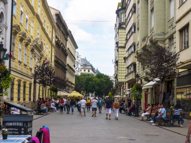 Budapeşte 'nin sokakları gibi geniş bir bulvarda Macaristan' ın Budapeşte şehrinde güzel bir günün güneşinde gezinen insanlarla dolu. Geniş Dünya Mirası Alanı ile Avrupa 'nın en güzel şehirlerinden biri olarak gösterildi. 