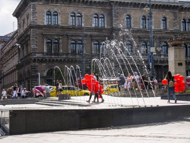 Budapeşte 'deki Fovam Meydanı' ndaki İnanılmaz Merkez Pazar Salonu 'nun dışındaki çeşme hediyelik eşya almak ya da harika bir öğle yemeği yemek için harika bir yerdir.