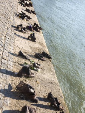 Budapeşte yakınlarındaki Tuna Nehri 'nin kıyısındaki ayakkabıların anıtı. Bu dokunaklı anıt, Arrow Cross tarafından öldürülen binlerce Yahudi' nin geride bıraktığı ayakkabıları gösteriyor.