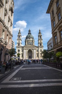  Budapeşte Macaristan 'daki Aziz Stephans Katedrali. Budapeşte 'de iki muhteşem katedral vardır - Pest' te Aziz Stephan ve Buda 'da Aziz Matthias. Aziz Stephen Bazilikası, Macaristan 'ın ilk kralı Aziz Istvan' ın anısına düzenlenmiştir. 8500 kişiyi taşıyabilir.
