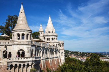 Balıkçı Kalesi, Macar devletinin 1000. doğum gününü kutlamak için 1895 ve 1902 yılları arasında inşa edilmiştir. 2. Dünya Savaşı 'ndaki hasar daha sonra onarıldı. Budapeşte şehrini görmek için harika bir bakış açısı.