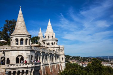 Balıkçı Kalesi, Macar devletinin 1000. doğum gününü kutlamak için 1895 ve 1902 yılları arasında inşa edilmiştir. 2. Dünya Savaşı 'ndaki hasar daha sonra onarıldı. Budapeşte şehrini görmek için harika bir bakış açısı.
