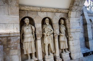 Balıkçı Kalesi, Macar devletinin 1000. doğum gününü kutlamak için 1895 ve 1902 yılları arasında inşa edilmiştir. 2. Dünya Savaşı 'ndaki hasar daha sonra onarıldı. Budapeşte şehrini görmek için harika bir bakış açısı.