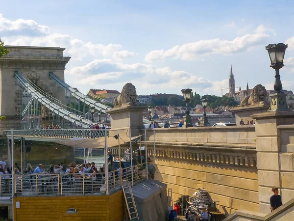 Den Ikoniska Chain Bridge Budapest Ungern Som Transporterar Trafik Över — Stockfoto