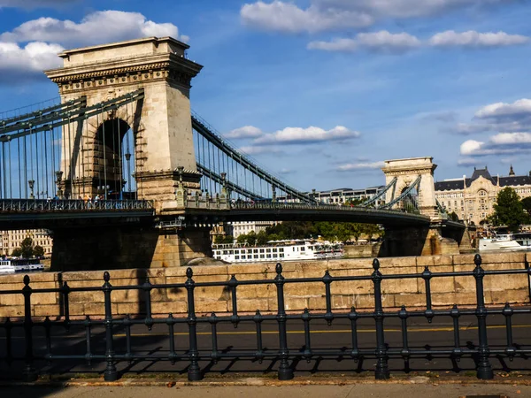 Den Ikoniska Chain Bridge Budapest Ungern Som Transporterar Trafik Över — Stockfoto