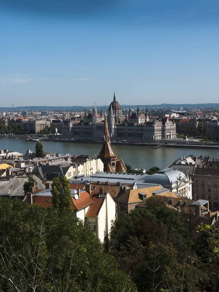 ウィーンから黒海へと続くブダペスト市内を流れるドナウ川 ドナウ川はヴォルガ川に次いでヨーロッパで2番目に長い川で 世界で唯一これを行う10カ国を流れています — ストック写真