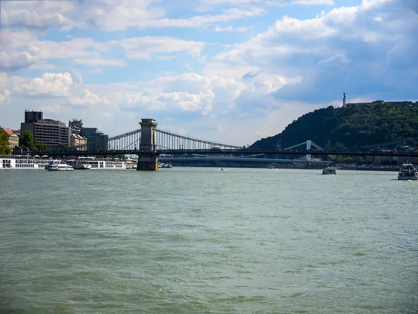 ブダペストの象徴的なチェーンブリッジブダペストのバロック都市のドナウ川を横断するトラフィックを運ぶハンガリー イギリス人技術者ウィリアム ティアニー クラークによって設計され ドナウ川を渡って最初のものであり 1849年に開通した — ストック写真