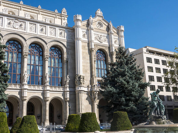 Vigad (обычно переводится как "Место веселья") - второй по величине концертный зал Будапешта, расположенный на восточном берегу Дуная в Будапеште, Венгрия.
