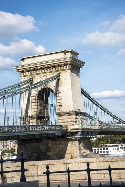 Den Ikoniska Chain Bridge Budapest Ungern Som Transporterar Trafik Över — Stockfoto