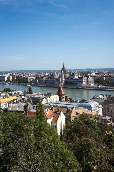 ウィーンから黒海へと続くブダペスト市内を流れるドナウ川は ヴォルガ川に次いでヨーロッパで2番目に長い川です ドナウ川は世界の他のどの川よりも10カ国を流れています — ストック写真