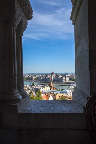 フィッシャーマンズベースは1895年から1902年の間にハンガリー国家の1000周年を祝うために建設された Ww2の損傷は後で復元されましたブダペスト市を見るのは素晴らしい視点です — ストック写真