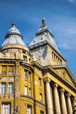 Macaristan 'daki Budapeşte' nin çarpıcı mimarisi yılda yaklaşık 2,7 milyon turisti cezbederek dünyanın en popüler 37. şehri konumuna getiriyor. 