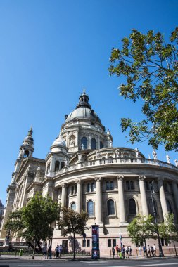  Budapeşte Macaristan 'daki Aziz Stephans Katedrali. Budapeşte 'de iki muhteşem katedral vardır - Pest' te Aziz Stephan ve Buda 'da Aziz Matthias. Aziz Stephen Bazilikası, Macaristan 'ın ilk kralı Aziz Istvan' ın anısına düzenlenmiştir. 8500 kişiyi taşıyabilir.