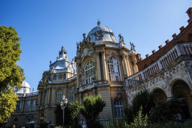 Macaristan 'ın başkenti Budapeşte' de 1896 yılında inşa edilen Vajdahunyad Şatosu Macaristan 'ın kuruluşunun 1000 yılını kutladı ve aslında Macaristan' da yüzyıllar boyunca gerçekleşen mimari evrimi ve stilleri gösteren bir fantezi pastifiğidir.