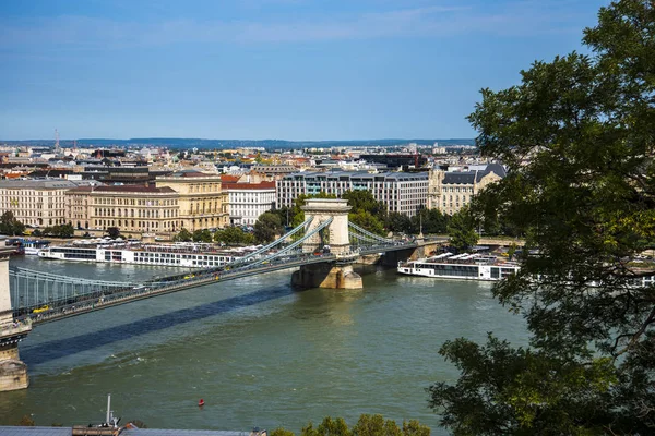 Den Ikoniska Chain Bridge Budapest Ungern Som Transporterar Trafik Över — Stockfoto