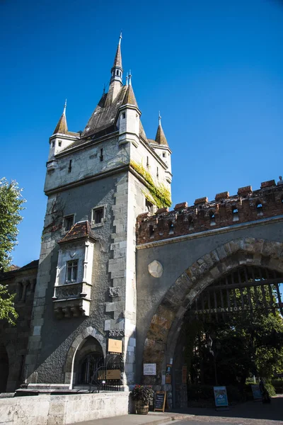 Vajdahunyad城堡位于匈牙利布达佩斯市公园内 建于1896年 庆祝匈牙利建国1000周年 实际上是一种幻想的消遣 展示了匈牙利数百年来建筑的演变和风格 — 图库照片