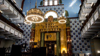 Sevgili Kazinczy sinagogu Budapeşte Macaristan 'daki eski Yahudi gettosunda yer almaktadır. Dışı gibi bir kalesi ve vitray pencereleri olan zengin bir iç mekanı olan tarihi bir Yahudi ibadethanesidir..