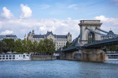 Budapeşte 'deki ikonik Zincir Köprüsü Barok şehri Budapeşte' deki Tuna Nehri 'nden geçen trafiği taşır. İngiliz mühendis William Tierney Clark tarafından tasarlandı ve 1849 'da trafiğe açıldı.