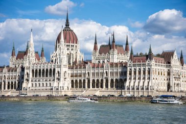 Budapeşte 'deki Parlamento Binası Macaristan' ın başkenti. Vatandaşlar ücretsiz ziyarette bulunsalar da ceza makbuzu almak için 10 numaralı kapıya gitmeleri gerekiyor. Macaristan Kraliyet Mücevherleri Meclis binasında koruma altında sergileniyor.