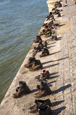 Budapeşte yakınlarındaki Tuna Nehri 'nin kıyısındaki ayakkabıların anıtı. Bu dokunaklı anıt, Arrow Cross tarafından öldürülen binlerce Yahudi' nin geride bıraktığı ayakkabıları gösteriyor.