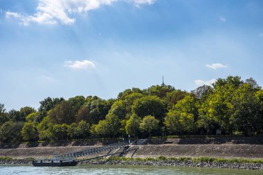  Kudretli Tuna Nehri, Viyana 'dan Karadeniz' e uzanan Budapeşte şehrinden akar. Tuna Nehri Volga 'dan sonra Avrupa' nın en uzun ikinci nehridir. Tuna nehri, dünyadaki tüm nehirlerden daha fazla 10 ülkeden akar..