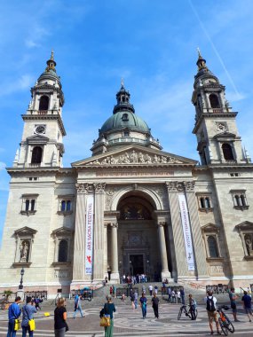  Budapeşte Macaristan 'daki Aziz Stephans Katedrali. Budapeşte 'de iki muhteşem katedral vardır - Pest' te Aziz Stephan ve Buda 'da Aziz Matthias. Aziz Stephen Bazilikası, Macaristan 'ın ilk kralı Aziz Istvan' ın anısına düzenlenmiştir. 8500 kişiyi taşıyabilir.