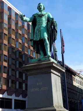 Budapeşte, Macaristan 'ın coşkulu ve sanat sever başkenti olan Budapeşte' deki Zincir Köprüsü 'nün yanındaki bu heykel, ünlü insanların anısına ve etkinliklerine kadar her türlü görkemli heykel ve heykel ile doludur.