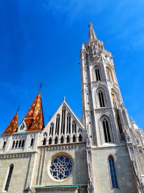 Budapeşte 'yi Kara Ölüm' den kurtaran Veba Kulesi ile Castle Hill Macar Krallarının taç giydiği St. Matthias Bazilikası ve Macaristan 'ın Budapeşte şehrinin muhteşem manzarasıyla balıkçı kalesi.