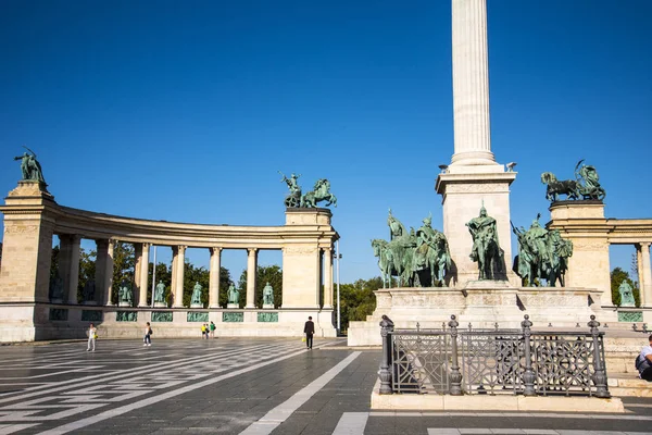 Kahramanlar Meydanı Macaristan 'ın Budapeşte kentindeki en büyük meydanlardan biridir ve Macar liderleri ve diğer önemli Macar ulusal liderlerinin yanı sıra Kahramanlar Anıtı' nın da yer aldığı sembolik heykel kompleksiyle ünlüdür..
