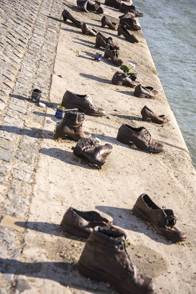 Памятник Обуви Берегу Реки Дунай Недалеко Будапешта Венгерские Дома Парламентов — стоковое фото