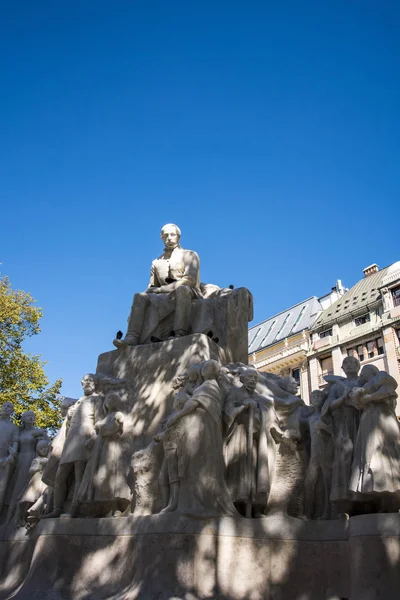 Enorme Estatua Del Poeta Húngaro Mihaly Vorosmarty Principal Zona Comercial — Foto de Stock