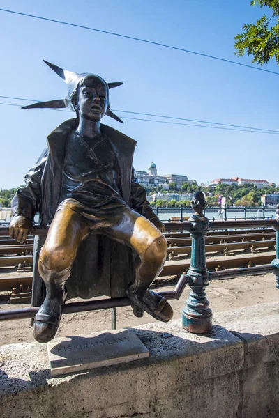Statue Little Princess Statue Sitting Railings Danube Promenade Budapest Hungary — Stock Photo, Image