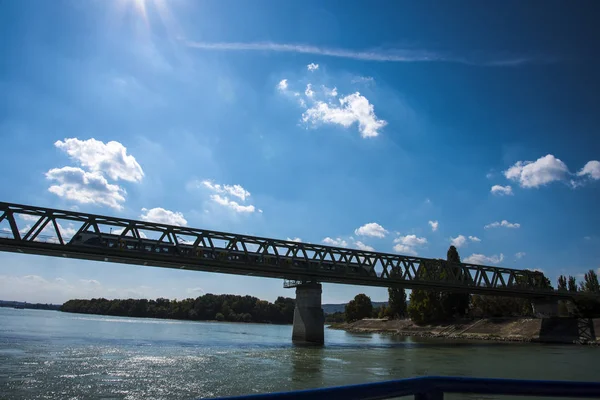 Ισχυρός Ποταμός Δούναβης Καθώς Διασχίζει Την Πόλη Της Βουδαπέστης Στο — Φωτογραφία Αρχείου