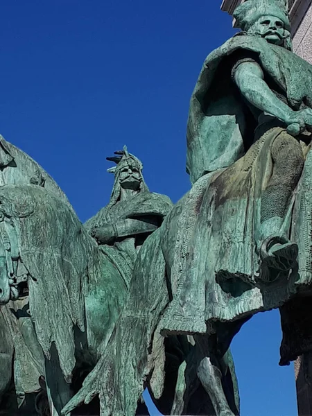 광장은 헝가리 부다페스트의 광장중 하나이며 마나르와 헝가리의 지도자들 상징적 영웅들의 — 스톡 사진