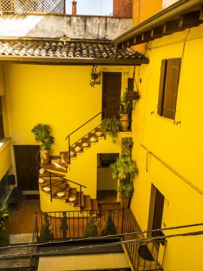 Malcesine 'deki ev Kuzey İtalya' daki Garda Gölü 'ndeki güzel kasabalardan biridir. Kenti, limanını ve antik dar sokaklarını koruyan kendi kalesi var. Malcesine çok çarpıcı ve huzurlu ve feribotlar sizi gölün her yerine götürüyor.