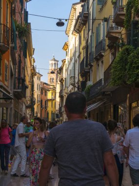 Verona, Kuzey İtalya 'da Shakespeare' in trajedisi Romeo ve Juliet 'in yanı sıra Verona' nın İki Centilmeni adlı dramasında yer alan bir şehirdir. Her yaz Roma amfitiyatrosunda operalar düzenlenir. 