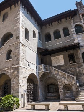 Riva del Garda, Kuzey İtalya 'daki bu göldeki sevimli küçük kasabalardan biridir. Garda Gölü, Dolomitler ve İtalyan Alpleri yakınlarında yer alan ve limanında Scalieri kalesi bulunan popüler bir Avrupa turizm merkezidir.. 